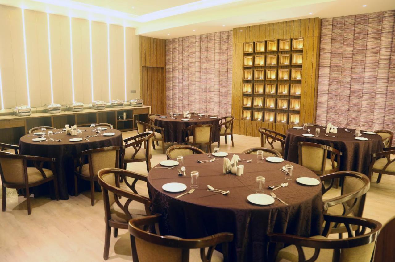 Om Clarks Inn Raebareli Zewnętrze zdjęcie